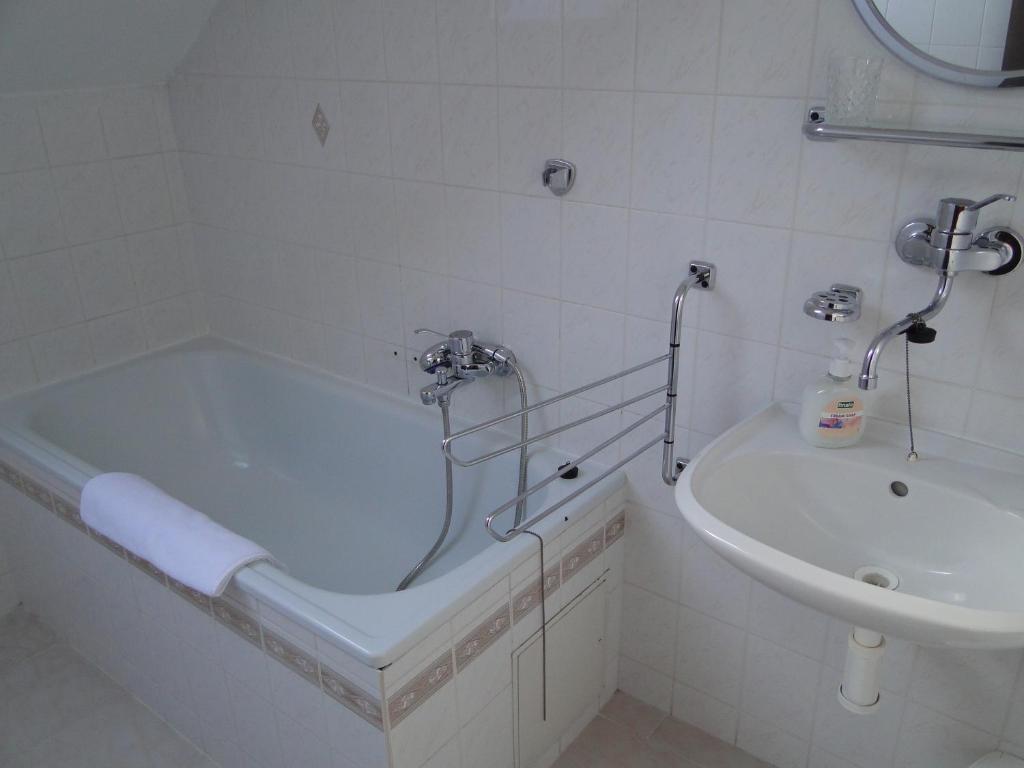 Velké Losiny Villa Zerotin Penzion Bed & Breakfast חדר תמונה
